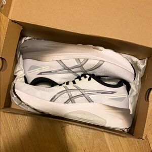 ASICS White and Black Athletic Sneakers (Gel Kayano 31)